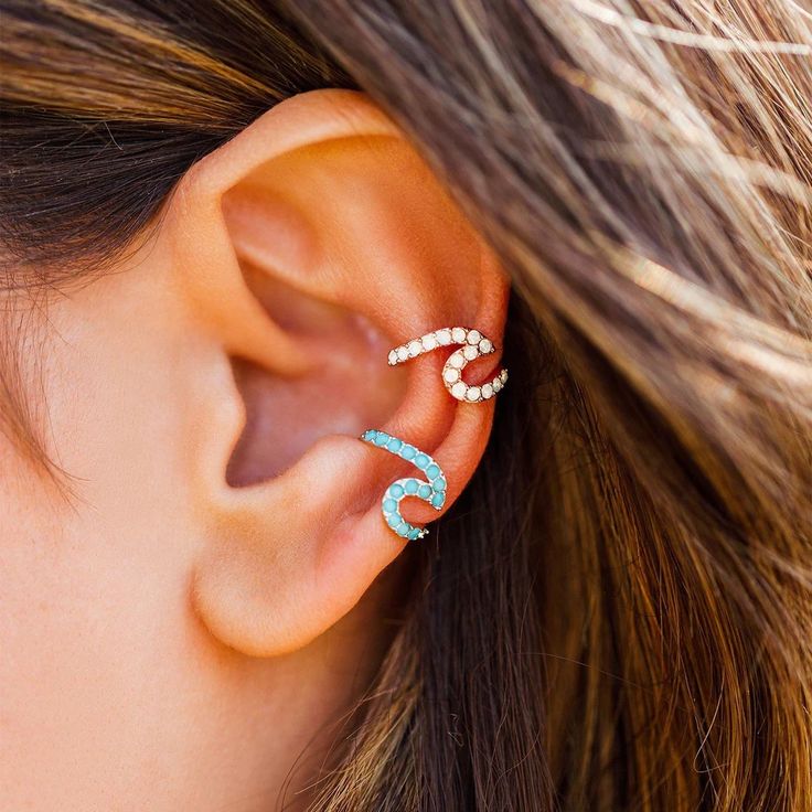 Description - You Can't Live The Pura Vida Life Without The Waves! The Stone Wave Ear Cuff Is An Easy-To-Wear Style With Tiny Turquoise Or Opal Stones Set Into A Silver Or Rose Gold Finished Cuff. Details - - Silver: Brass Base With Rhodium Plating And Turquoise Stones - Rose Gold: Brass Base With Rose Gold Plating And Czech Crystal Stones - Malleable With Open Ends To Allow Adjusting Rose Gold Boho, Pura Vida Bracelets, Silver Ear Cuff, Ear Cuffs, Girly Jewelry, Stunning Jewellery, Jewelry Inspo, Ear Jewelry, Cute Earrings