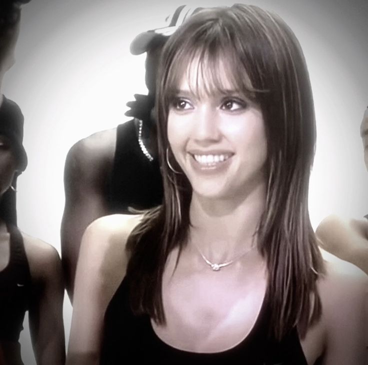 Jessica Alba Aesthetic 90s, Jessica Alba In Honey, Honey Daniels Jessica Alba, Jessica Alba Honey Outfits, Jessica Alba Hair Short, 00s Haircut, Honey Movie Outfits, 2000s Bangs, Honey Daniels Outfit