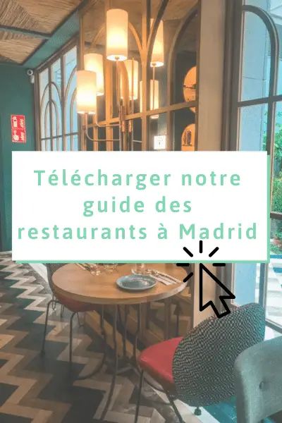 there is a table and chairs in this restaurant with the words telecharger note guide des restaurants a madrid