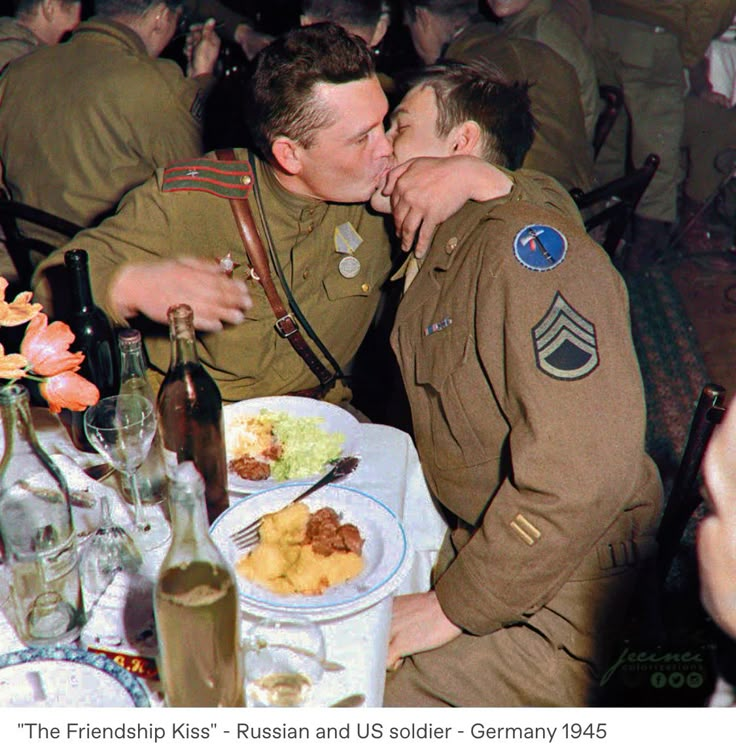 Vintage Queer, Lgbt History, Gay History, Vintage Couples, Men Kissing, Magnum Opus, Army Men, American Soldiers, Men In Uniform