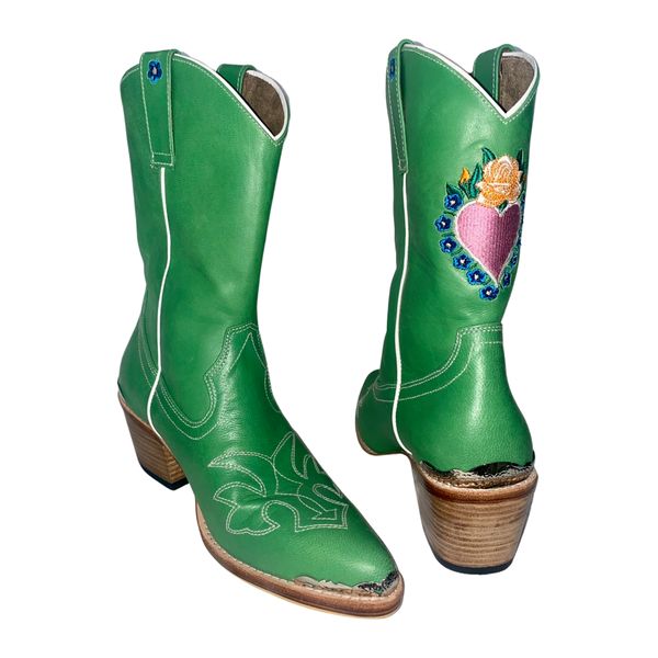 Amaya Selena Gomez New Hair, Green Cowboy Boots, Blooming Heart, Horse Shoe Nails, Desert Bloom, Heart Artwork, Living In Mexico, Horse Shoes, Comfy Chic