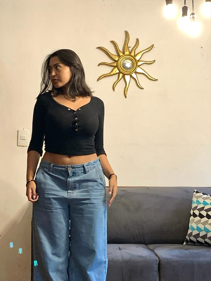 Loose Jeans Outfit Midsize, Big Busts Outfits Aesthetic, Midbody Outfits, Basic Outfits Midsize, Medium Girls Body Outfits, Mid Size Body Type, Wide Shoulders Women Outfits, Big Arms Outfit, Mid Sized Outfits