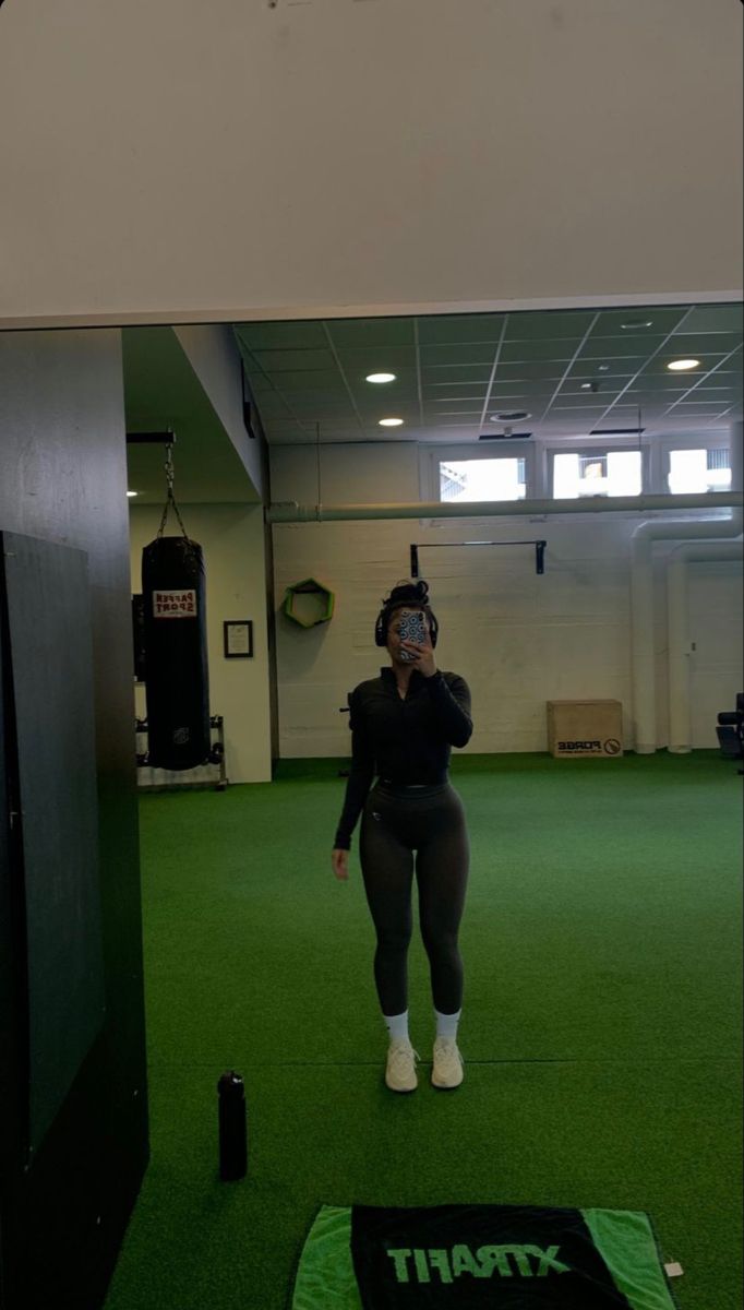 selfies, gym, mirror selfie, workout Gym Selfie Female No Face, Workouts Selfie, Gym Girl Mirror, Gym Selfie Aesthetic, Gym Poses Selfies, Workout Mirror Selfie, Gym Selfie Female, Gym Mirror Pics, Gym Mirror Selfie