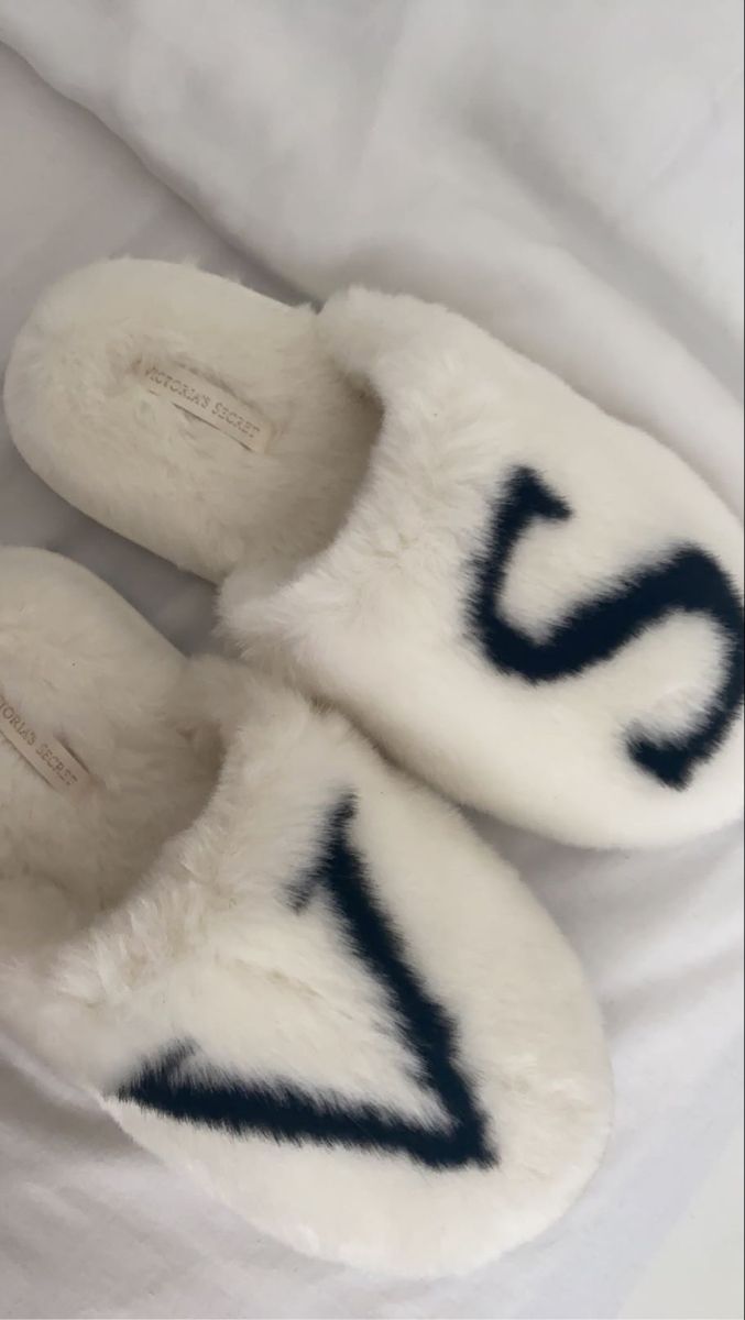 Cute Slippers Aesthetic, Aesthetic Slippers, Slippers Aesthetic, Vs Slippers, Victoria Secret Slippers, Dream Items, Cute Slides, Cute Slippers, Pink Girly Things