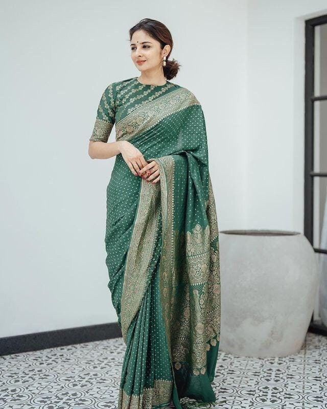 Indian wedding saree blouse for women, banarasi soft lichi silk green saree, fancy zari weaving saree for reception,stylish saree for mother Saree Details:  Saree Color: Green Saree Length: 5.5 Meter Saree Fabric: Banarasi soft lichi silk Saree Work : Pure Golden zari weaving beautiful Jacquard work Blouse Details : Blouse Color: Matching. Blouse Length: 0.8meter Blouse Fabric : Banarasi soft lichi silk Blouse Work : Heavy Brocade blouse. Blouse wear by model is just for modeling purpose only, A Saree For Mother, Saree For Reception, Indian Wedding Saree, Saree Fancy, Stylish Saree, Simple Saree Designs, Sari Design, Wedding Saree Blouse, New Saree Blouse Designs