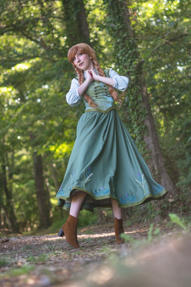 Anna Cosplay by Kiyomi Princess Anna Cosplay, Anna Frozen Cosplay, Anna Halloween Costume, Princess Poses, Princess Anna Costume, Princess Anna Dress, Era Medieval, Anna Cosplay, Disney Princess Makeup