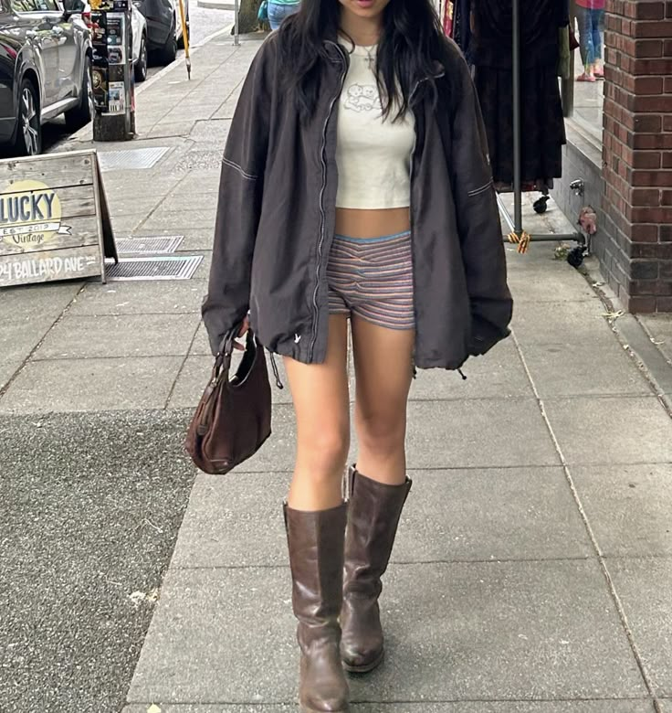 Winter Fit Boots, Boots With Outfits, High Knee Brown Boots Outfit, Long Boots And Shorts Outfit, Winter Shorts Outfits Boots, Balloon Shorts Outfit, Tall Boots Shorts Outfit, Brown Suede Boots Outfit Fall, Long Boots With Shorts