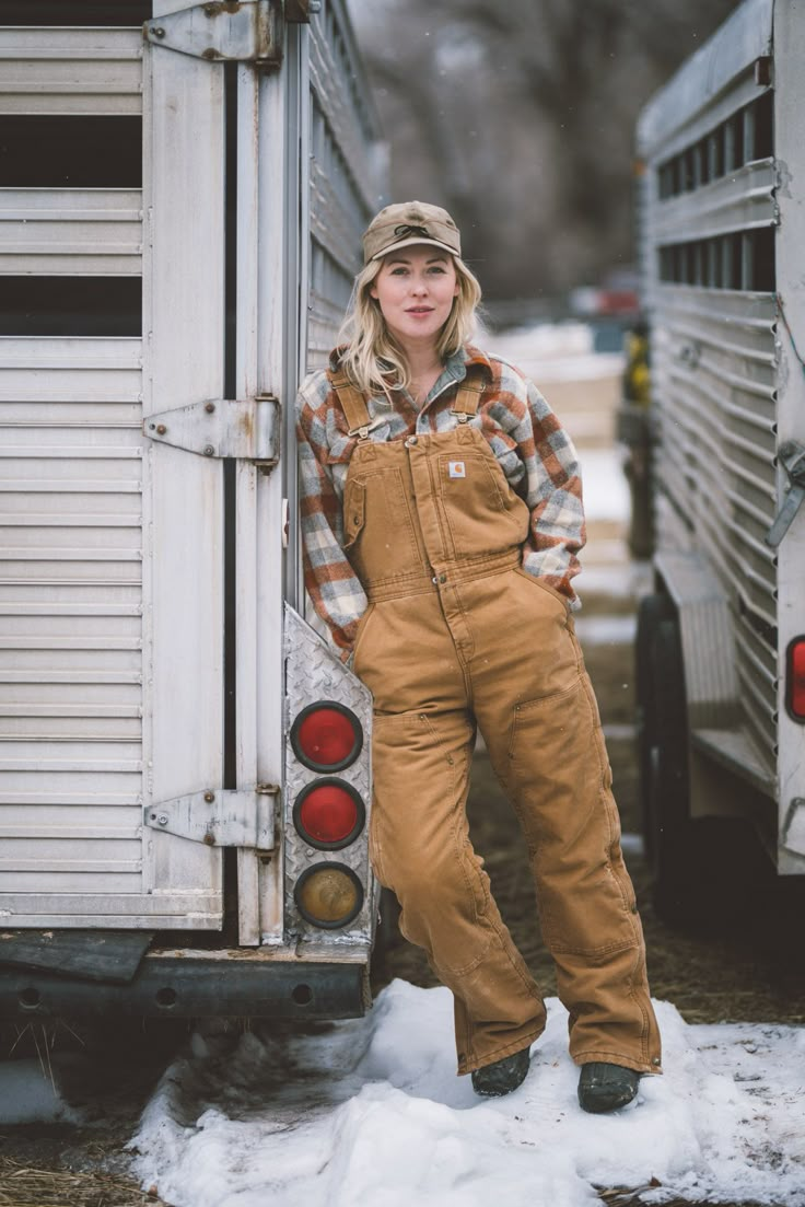 bibs are essential 😽😽😽 Farmer Fashion Woman, Farmer Style Outfits, Bibs Outfit Women, Alaska Wardrobe, Farmer Outfit Women, Carhartt Women Outfits, Ranch Clothes, Farm Girl Outfits, Farmer Woman