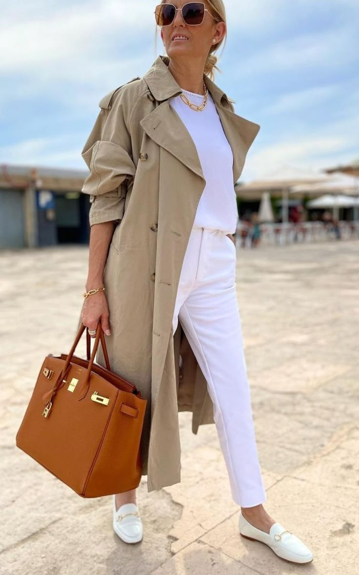 French Style Clothing, Chick Outfit, Trench Coat Outfit, Coat Street Style, Total White, Winter Fashion Outfits Casual, Beige Outfit, Business Casual Outfits For Women, Capsule Outfits