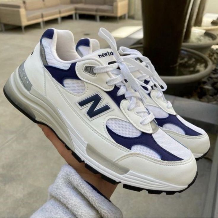 New Balance 992 White ,, Navy ~~~ Worn Maybe Once Or Twice ~~~ Chunky ~~~ Comes With Box ~~~ Essential Shoe, Clean Colorway ~~~ Sz 11 ~~~ Throw Offers ~~~ #Newbalance #Aimeleondore #990 Sneaker New Balance, Dr Shoes, Haikou, Shoe Wishlist, Nike Sneaker, Fresh Shoes, Hype Shoes, Shoe Inspiration, Shoe Inspo