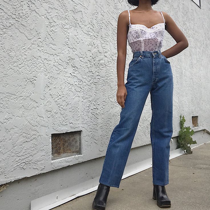 Perfectly faded and worn in late 70s - early 80s Lee jeans. 90s Classy Fashion, Hybrid Fashion, Classy Fashion Chic, Model Citizen, 80s And 90s Fashion, Classy Fashion, Classy Casual, Lee Jeans, Looks Chic