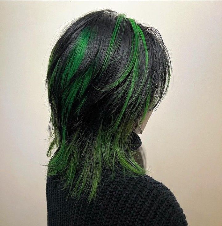 Black And Green Hair, Green Hair Dye, Hair Color Underneath, Goth Hair, Hair Streaks, Dyed Hair Inspiration, Hair Inspiration Short, Makijaż Smokey Eye, Pretty Hair Color