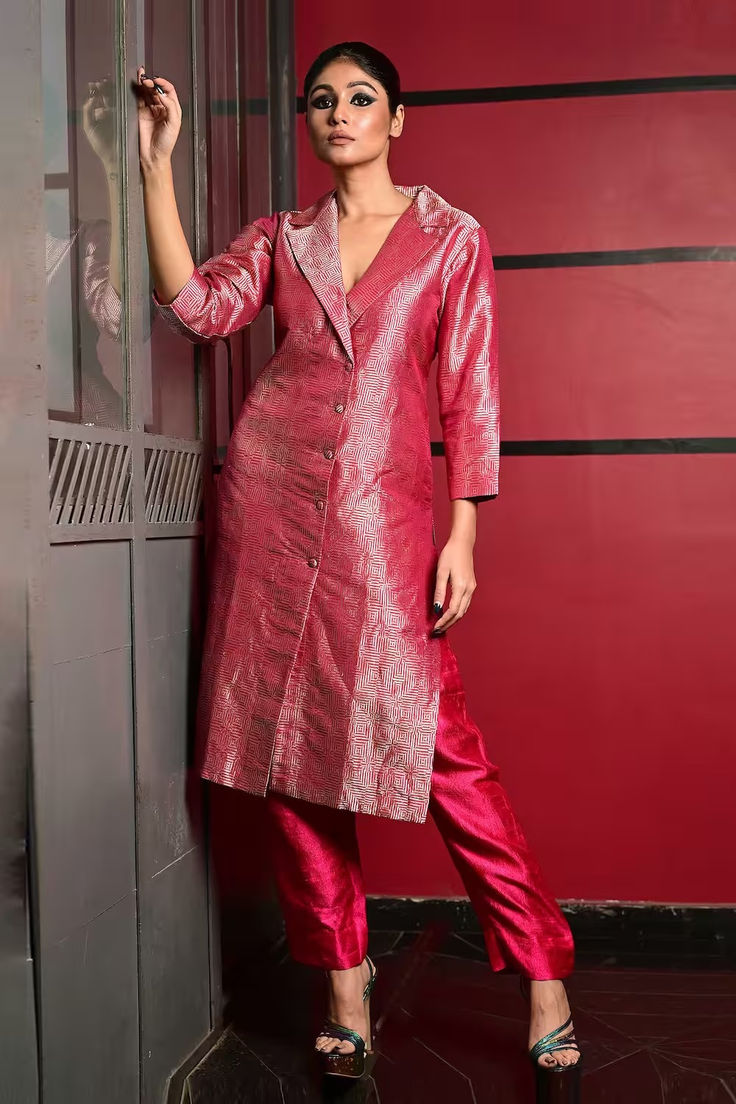 Pinki Sinha pink long coat with pant for women Designer Banarsi Suits, Neck Designs For Banarsi Suits, Pink Banarasi Suit, Banarasi Silk Suit Designs Latest, Banarsi Gown Design, Silk Dress Patterns Indian Kurti, Banarsi Kurti Design, Kurti Designs Latest Fashion With Pant, Raw Silk Suit Designs Indian