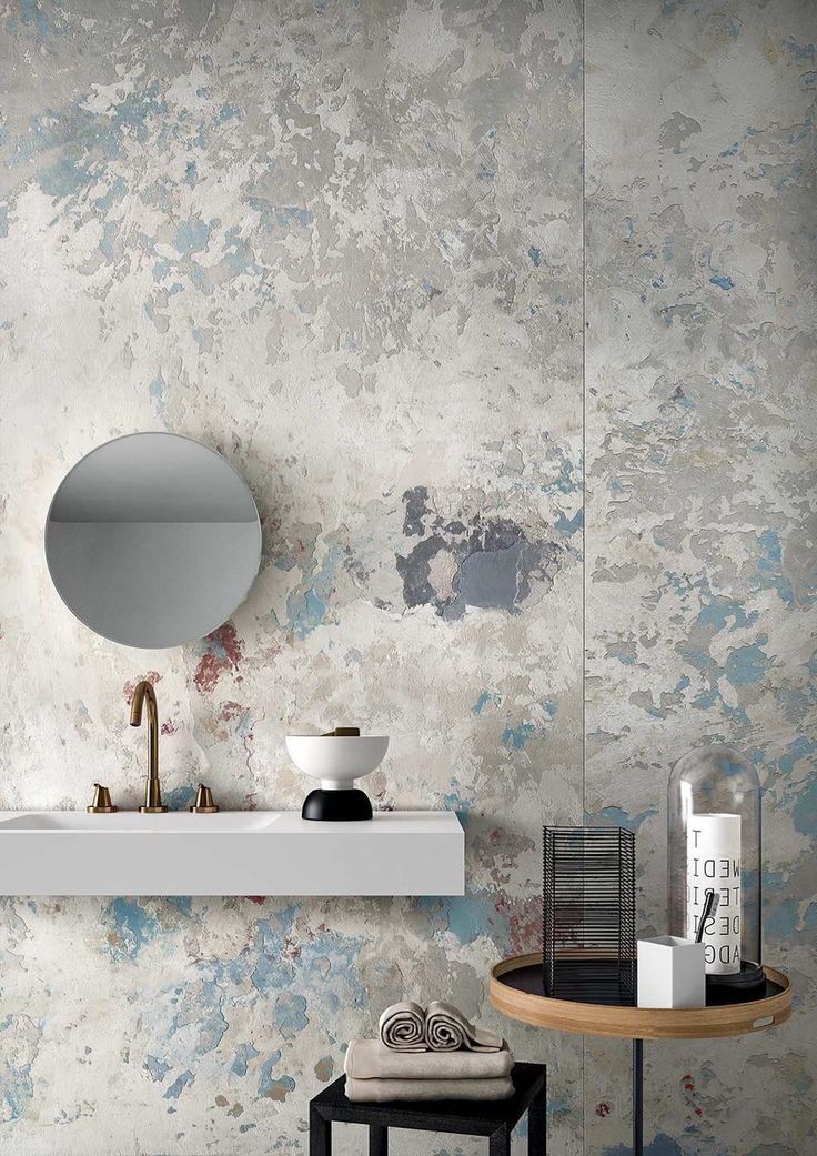 deco élégante salle de bain miroir rond table basse bois tabouret noir robinet laiton Bathroom Stucco Walls, Wabi Sabi Decor, Rough Luxe, Bathroom Design Luxury, Style Deco, Wall Finishes, Milan Design Week, Interior Trend, Wall And Floor Tiles