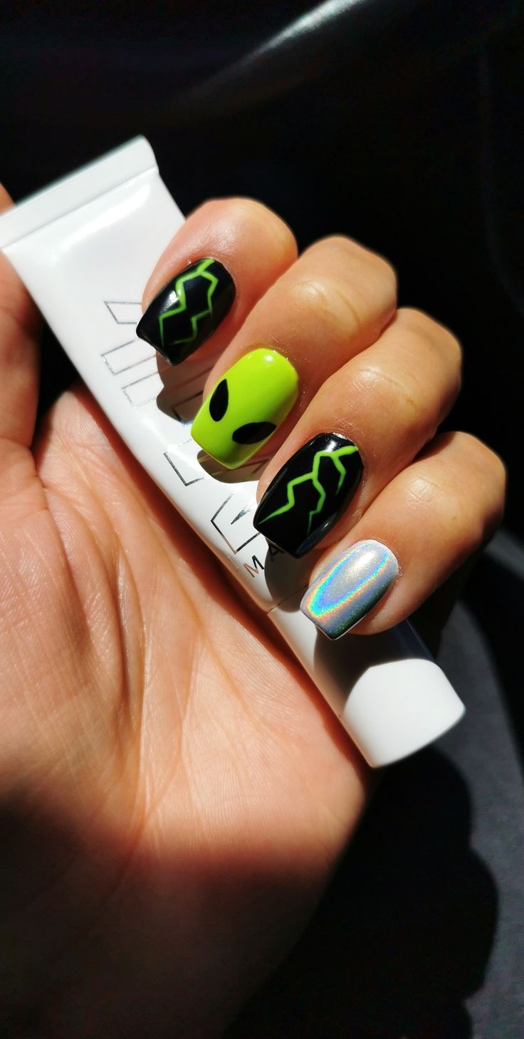 Simple Gothic Nail Designs, Alien Nails Short, Punk Nail Designs, Lightening Nails, Short Nails Green, Nails Hombres, Alien Nails, Holloween Nails, Retro Nails