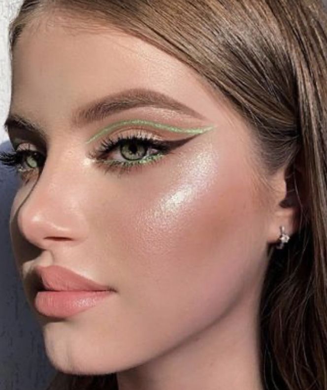 Grafik Eyeliner, Funky Makeup, Green Eyeliner, Round Face Makeup, Rhinestone Makeup, Smink Inspiration, Green Makeup, Makijaż Smokey Eye, Colorful Eye Makeup