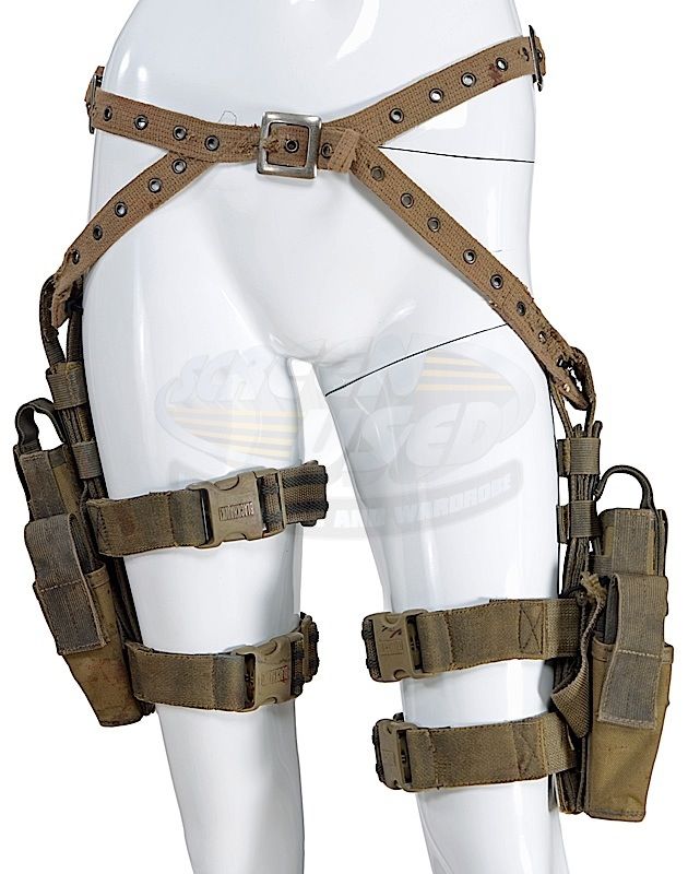 Resident Evil: Extinction / Alice's Holster Rig (Milla Jovovich) Resident Evil Extinction, Milla Jovovich, Favorite Actors, Drawing Clothes, Httyd, Steampunk Fashion, Fantasy Clothing, Fantasy Fashion, Cosplay Outfits