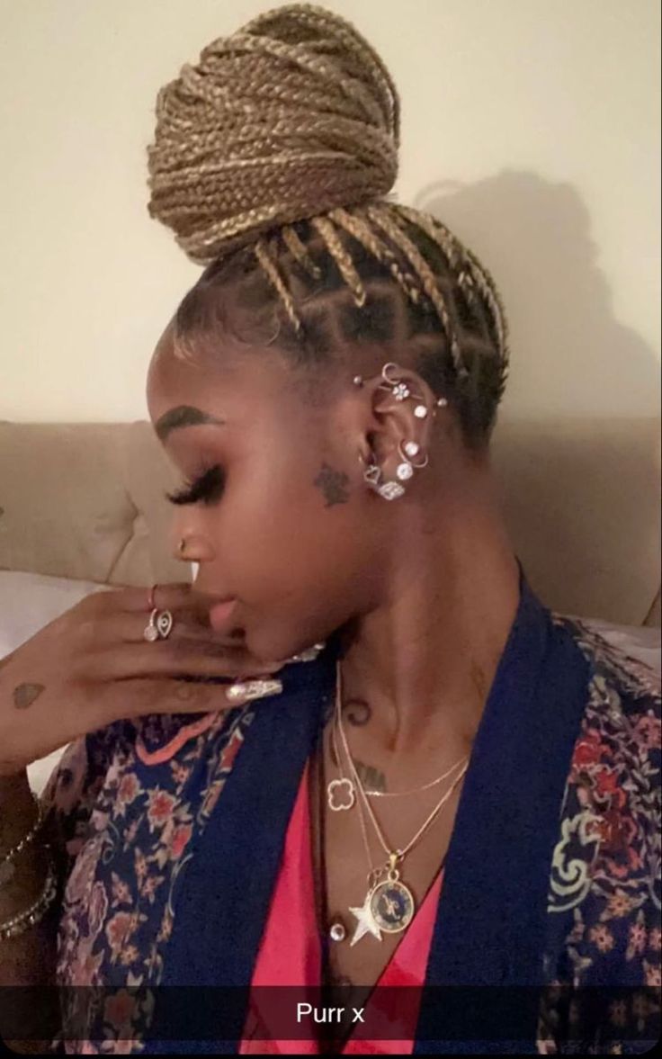 Piercing Ideas Black Women, Ear Piercings Black Women, Peircings Earring, Full Ear Piercings, Pretty Ear Piercings, Cool Ear Piercings, Face Piercings, Piercings For Girls, Cool Piercings