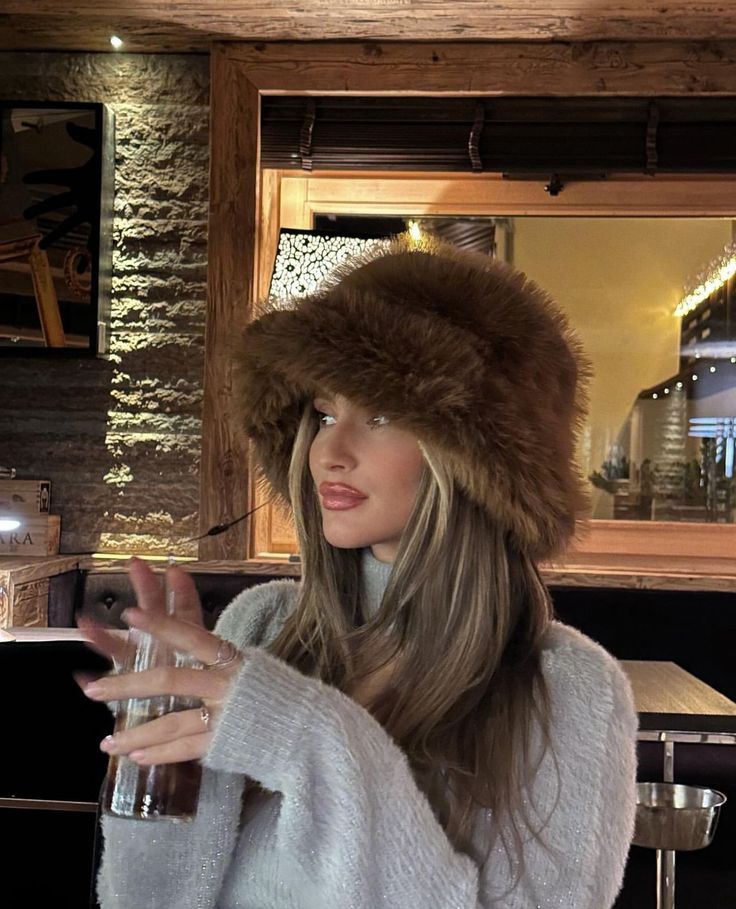 Fur Hat Winter Outfit, Santa Hat Outfit Women, Fur Headband Aesthetic, Extreme Winter Outfits Cold Weather, Fur Earmuffs Outfit, Instagram Picture Ideas Christmas, Aspen Picture Ideas, Fur Hats Outfit, Outdoor Winter Pictures