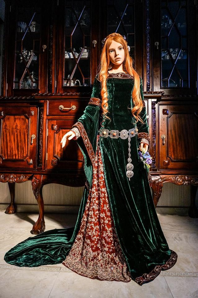 Medieval Gown, Alicent Hightower, Medieval Clothes, Culture Fashion, Fantasy Dresses, Medieval Costume, Fantasy Gowns, Medieval Dress, Medieval Clothing