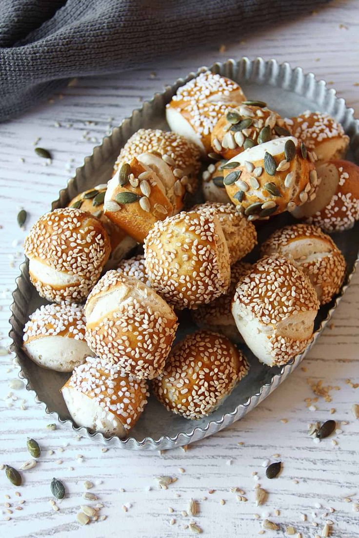 a bowl full of sesame seed bagels on a table