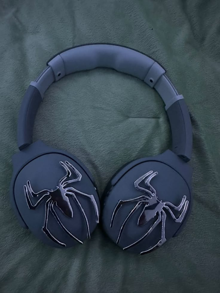 Skull Candy Headphones Aesthetic, Spiderman Stuff Aesthetic, Spider Headphones, Spider Man Headphones, Spider Man Accessories, Spiderman Stuff To Buy, Spiderman Items, Spiderman Headphones, Marvel Gift Ideas