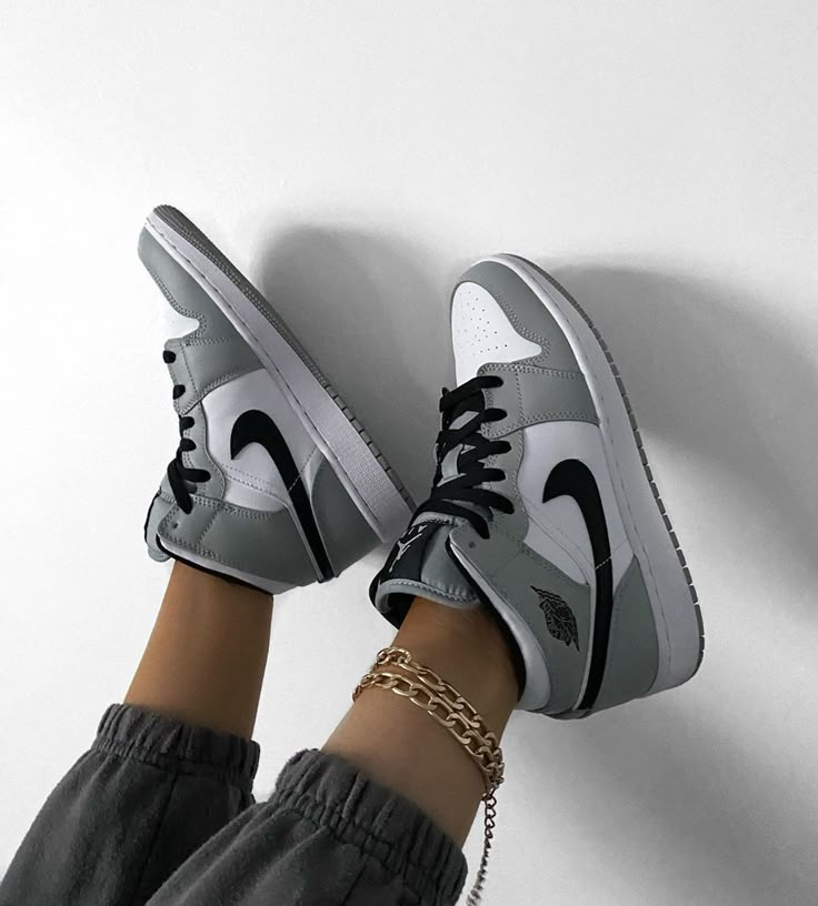 Kasut Pengantin, Dr Shoes, Basket Style, Nike Fashion Shoes, Jordan Shoes Girls, All Nike Shoes, Nike Shoes Jordans, Nike Air Shoes, Shoes Sneakers Nike