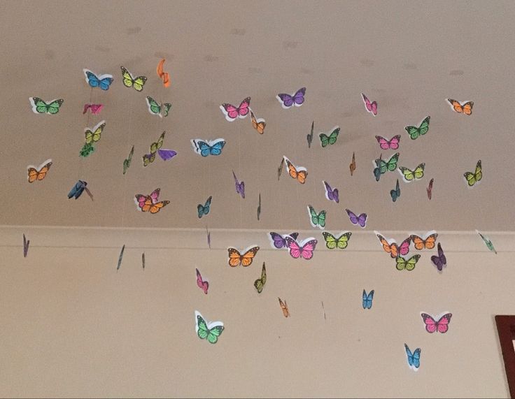 Butterfly, room decoration Floating Butterfly Decor, Butterfly Shoot, Hanging Butterflies, Floating Butterflies, Simple Room Decoration, Butterfly Bedroom, Room Pics, Ideas Decoracion, Easy Diy Room Decor