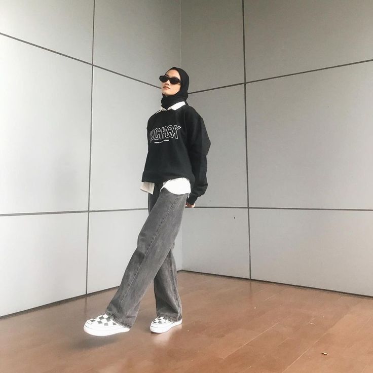 Streetwear Hijab Outfit, Winter Modest Fashion, Hijab Outfit Jeans, Streetwear Hijab, Ootd Korean Style Hijab, Street Style Hijab, Hoodie With Jeans, Style Hijab Casual, Outfit Ideas Hijab