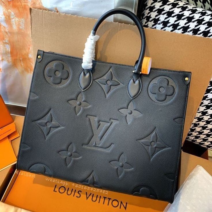 Black Louis Vuitton Bag, Louis Vuitton Tote, Black Louis Vuitton, Louis Vuitton Totes, Latest Bags, Luxury Purses, Hermes Handbags, Pretty Bags, Vuitton Bag