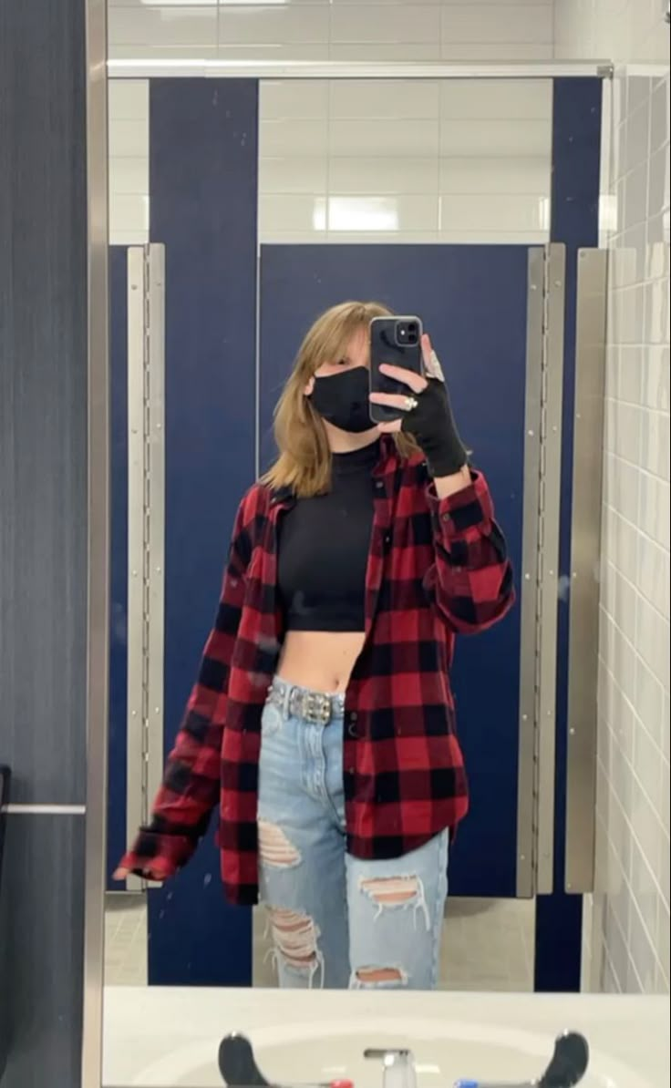 Outfits With Plaid Shirts, Outfit Ideas With Red Converse, Red Converse Outfit Women, Red Plaid Shirt Outfit Women, Outfits With Red Flannel, Outfit With Red Shirt, Outfit With Red Flannel, Styling Flannels, Red Plaid Flannel Outfit