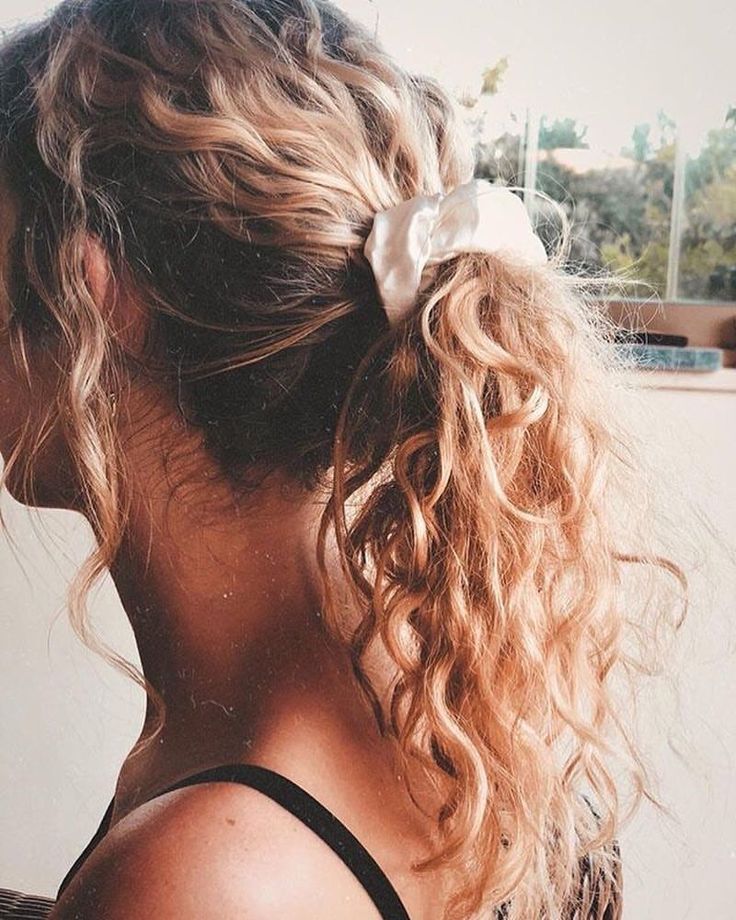 @itzkaylajones 🍍 hair Curly Beach Hairstyles, Curled Bob Hairstyle, Braided Hairstyles For School, Haircut Curly, Haircuts For Curly Hair, Natural Curls Hairstyles, Long Curls, Wavy Curly Hair, Beach Hairstyles