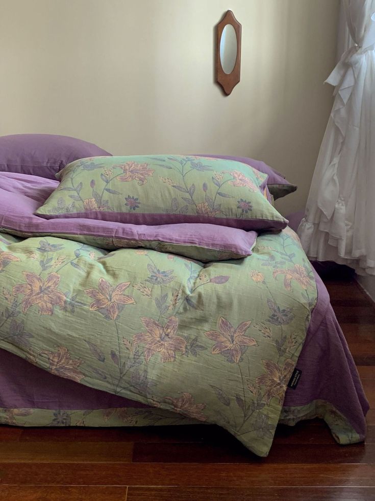 Vibrant Vintage Double Layered Floral Bedding Set Purple / Medium Flat Full Sized Bed Comforter, Vintage Space Themed Bedroom, Full Bed Sheet Set, Mauve Bedroom Ideas, Comforter Sets Aesthetic, Mismatched Bedding, Urban Outfitters Dorm, Green And Purple Bedroom, Normal Bedroom