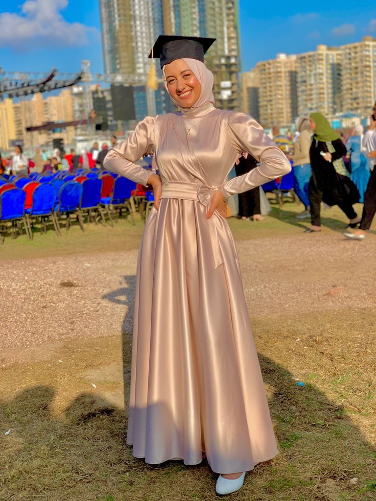 Muslim Graduation Dress University, Satin Dress Graduation Outfit, Convocation Outfit Graduation Muslimah, Hijab Style Dress Party, Modest Dresses For Graduation, Muslimah Graduation Outfit, Graduation Dress Ideas Hijab, Graduation Outfits Hijab, Graduation Modest Outfit