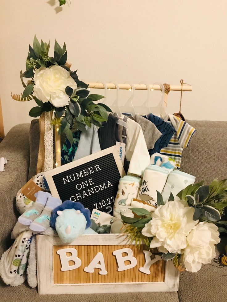 DIY Baby crate gift  closet project! Gender Reveal Gift Ideas For Parents, Gift Basket For Parents, Newborn Closet, Boy Presents, Closet Baskets, Boy Gift Basket, Diy Gift Basket, Shower Baskets, Newborn Gift Basket