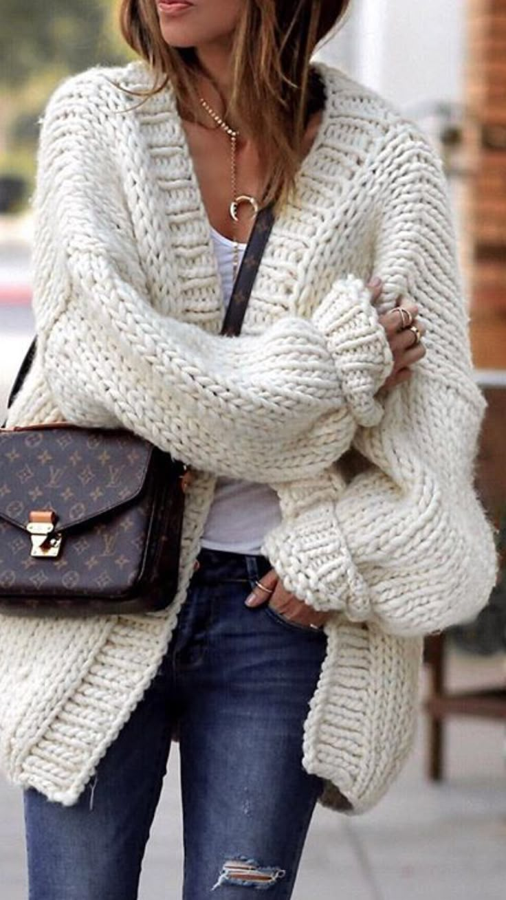 Dik Vest, Bulky Sweater, Bulky Sweaters, Perfect Winter Outfit, White Knit Cardigan, Chunky Cardigan, Cardigan Outfits, White Sweater, 가을 패션