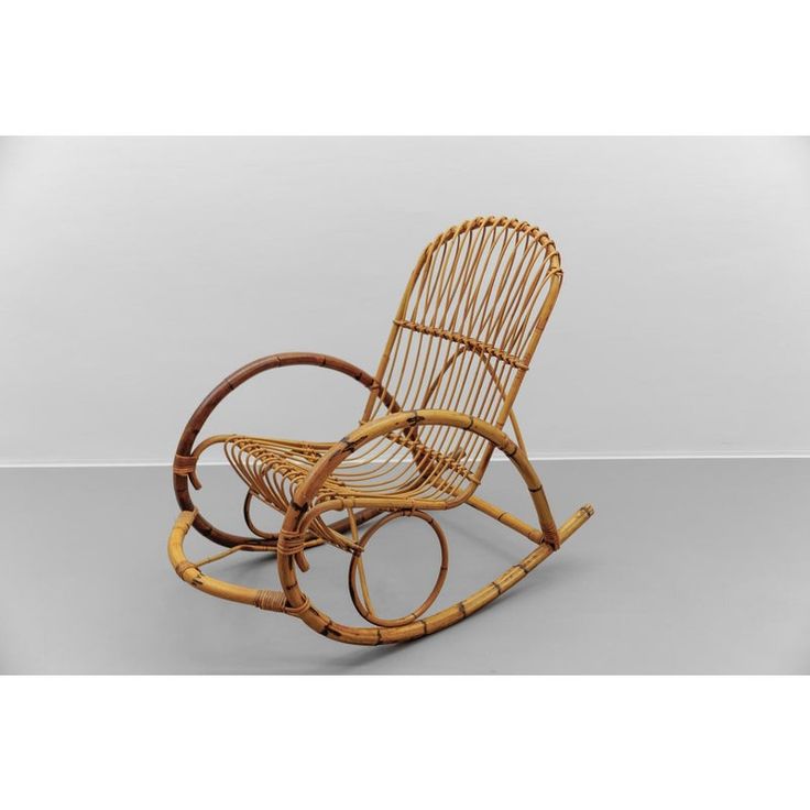 an old fashioned rocking chair made out of bamboo