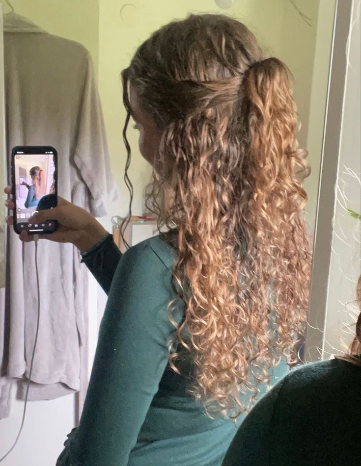 Boho Curly Hairstyles, Perfect Curly Hair, Curly Haircut, Curly Hair Inspo, Outfit Creator, Highlights Curly Hair, Curly Hair Photos, Extension Hair, Curly Hair Styles Easy