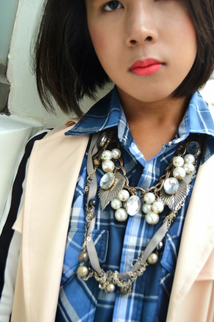 What a cutie! Wearing her plaid shirt and striped sweater with some jeans. The outfit would be considered pretty casaual, if it wasn't for the necklace. The necklace takes the outfit up a lot of notches. It's the Necklace! Girly Style, Tomboy Outfits, Girly Fashion, Striped Sweater, Fell In Love, Plaid Shirt, I Saw, The Sun, In Love