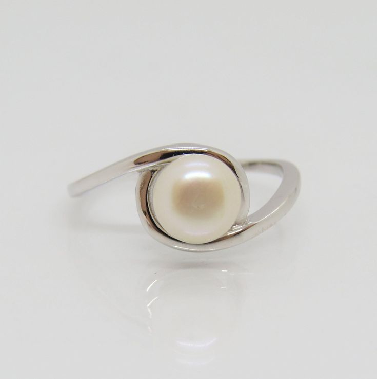 Vintage Sterling Silver White Pearl Swirly Ring...Marked 925...Total of weights 2.2grams... Size 7...Measure of Face 8.8MM...It's in very good condition.  B Silver Rings With Pearl, Silver Rings Pearl, Silver Ring With Pearl, Pearl Rings Silver, Modern White Round Rings, Pearl Ring Designs, Pearl Engagement Ring Silver, Pearl Rings, Pearl Ring Simple