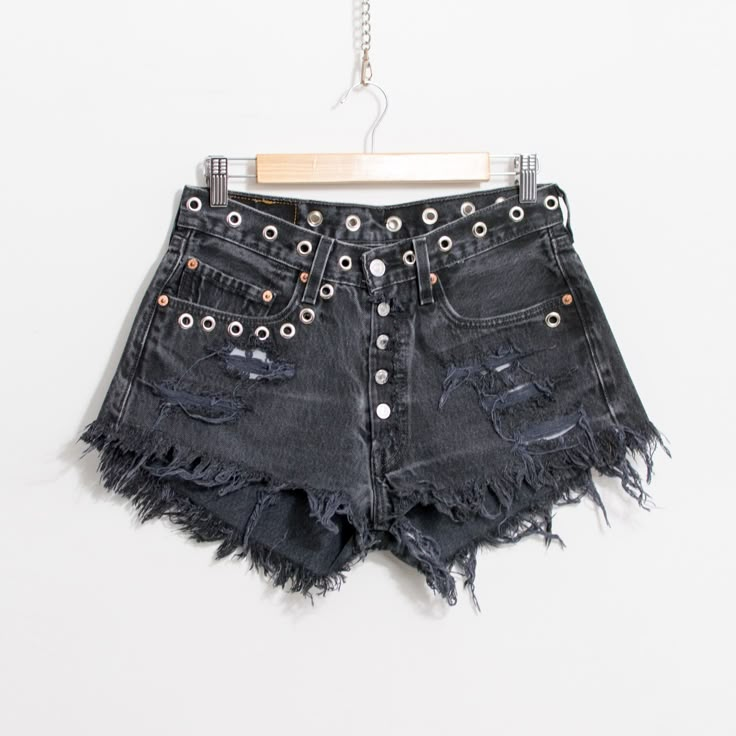 Vintage rocker style cut-off Levi's 501 shorts in black/dark/gray - super frayed and ripped leg - 5 pockets - button fly - embellished with metal rings - material: denim SIZE from the label: W31 best fits women: M/L MEASUREMENTS waist: 30 inches (76 cm) hips: 43.5 inches (110 cm) rise: 10.5 inches (27 cm) CONDITION - 7/10 - The shorts in good vintage condition. Washed, ready to wear. Short Levis, Shorts Grunge, Punk Jeans, Grunge Shorts, Levi 501 Shorts, 501 Shorts, The Libertines, Studded Shorts, Ripped Shorts