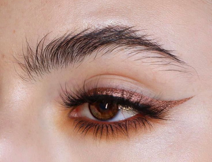 Eye Makeup Inspo Teknik Makeup, Metallic Eyeliner, Eyeliner Tips, Make Up Inspiration, Hooded Eye Makeup, Beauty Make-up, Natural Brows, Kesha, Long Lashes