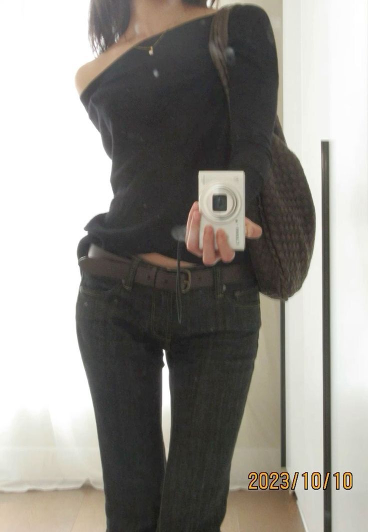 Black Jeans Outfit Flare, Bootcut Fall Outfit, Black Low Rise Jeans Outfit Winter, Miss Sixty Outfit, Flare Jeans Low Rise Outfit, Low Rise Jeans Outfit Autumn, Black Low Rise Flare Jeans Outfit, Dark Black Jeans Outfit, Winter Low Rise Jeans Outfit