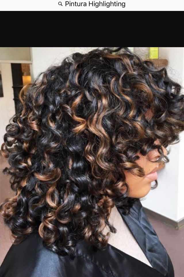 Curly Hair Skunk Highlights, Highlights For Dark Brown Hair Short, Curly Highlights, Curly Color, Dark Curly Hair, Curly Hair Beauty, Highlights Curly, Dyed Curly Hair, Highlights Curly Hair