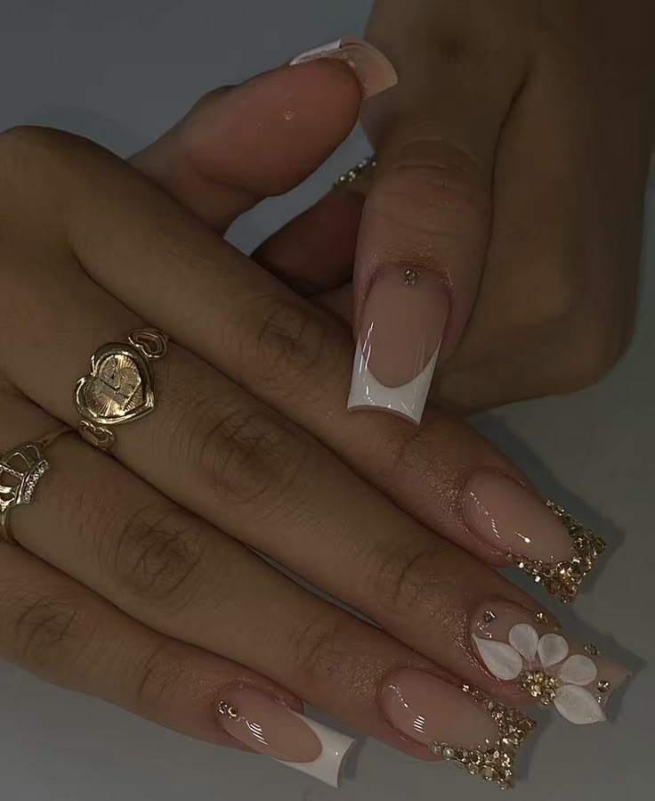 Short 15 Nails, Cute Back To School Nails French Tip, Simple Quince Nails Short, Nails With Rhinestones Medium Length, Gold Quince Nails Short, Short San Judas Nails, Classic Baddie Nails, Cute Short Acrylics, Gold Nail Inspo Square