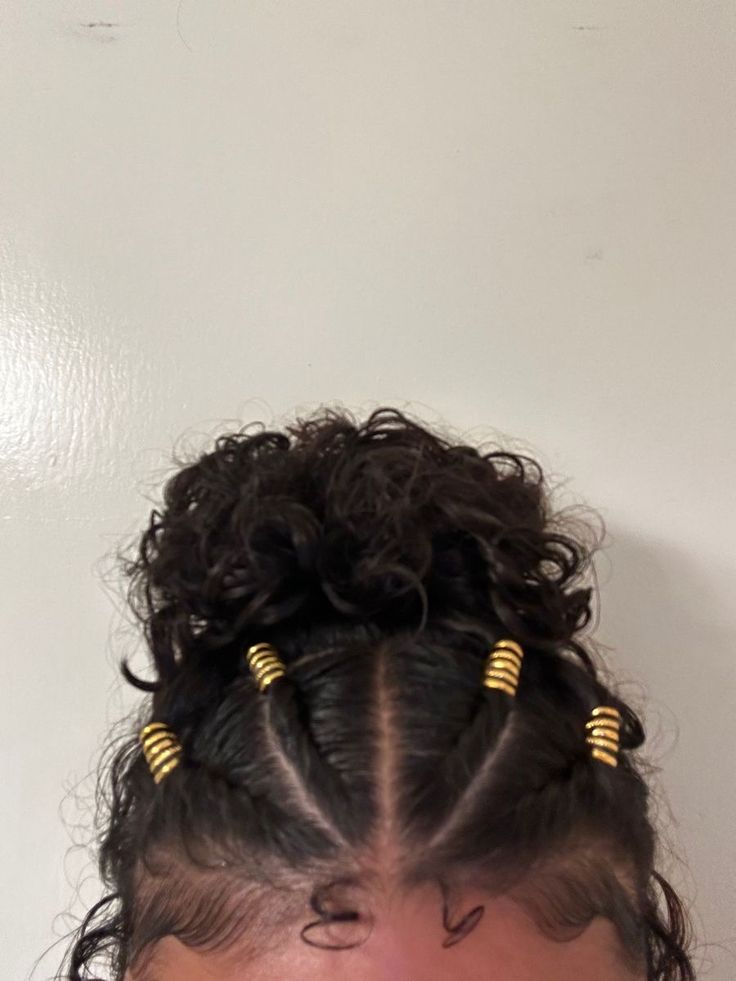 Hair Rings Hairstyles Curly, Curly Mixed Hairstyles, Hairstyles With Hair Rings, Cosmo Hair, Mixed Curly Hair, Golden Rings, Fall Hairstyles, Cute Curly Hairstyles, Hair Idea