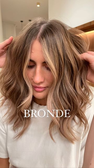 DW CREATIVE GROUP on Instagram: "BRONDE 🤎 #hairblond #bronde #instahair #schwarzkopf #reelshair #livedinhair #hairstylistreels #hairstyleoftheday #haircolor #behindthechairstylist _____________________________________________________________ BRONDE 🤎🤍🤎 Brown + Blonde ✌🏻 Zobaczcie jak pięknie łączy się ten odcień ! Do dodatkowego rozświetlenia podkreśliliśmy dwa pasma okalające twarz 🙌🏻 Jak Wam podoba się ta wersja kolorystyczna 👼🏻?" Keri Russell Hair Color, Honey Beige Brown Hair, Gradually Going Blonde, Biscuit Bronde Hair, Dirty Blonde With Brown Highlights, Blonde Hair Going Darker, Blonde Hair Grown Out, Soft Effortless Bronde, Bronde Haircolor Shorter Hair