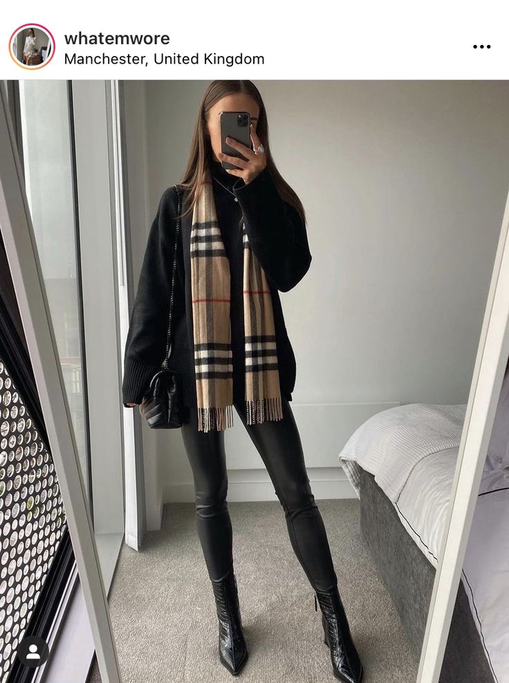 Burberry Scarf Outfit, Scarf Outfit Winter, Lunch Outfit, 2023 Outfits, Leather Legging, Look Office, Look Jean, Simple Fall Outfits, Scarf Outfit