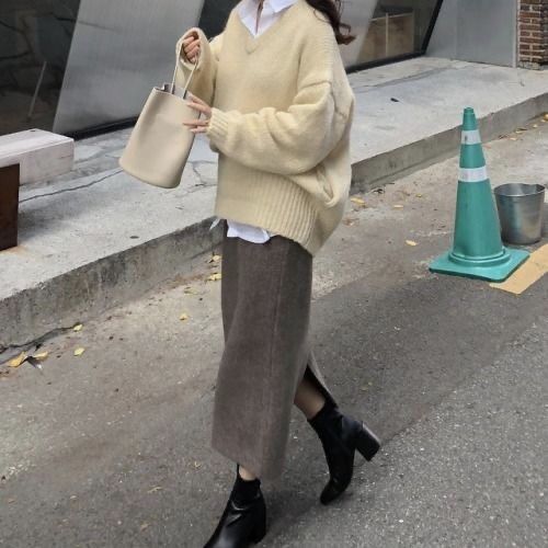 Comfy oversized winter white V neck sweater over white shirt and gray midi skirt with trendy black leather boots. Korea Trip, Korean Fashion Ideas, Minimalist Outfits, Korean Fashion Outfits, Neue Outfits, Mode Casual, Korean Fashion Trends, Outfit Look, Mode Inspo