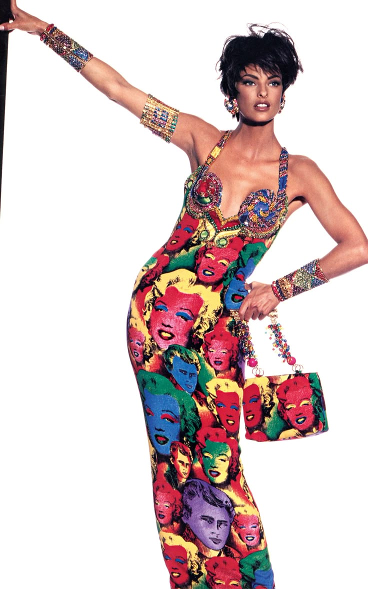 VERSACE Spring Summer 1991 Collection featuring LINDA EVANGELISTA in the Iconic “WARHOL/POP ART” printed embellished dress photographed by IRVING PENN Versace 90s, Pop Art Fashion, Versace Vintage, 90s Runway Fashion, Versace Fashion, Elizabeth Hurley, Vintage Versace, Linda Evangelista, Donatella Versace